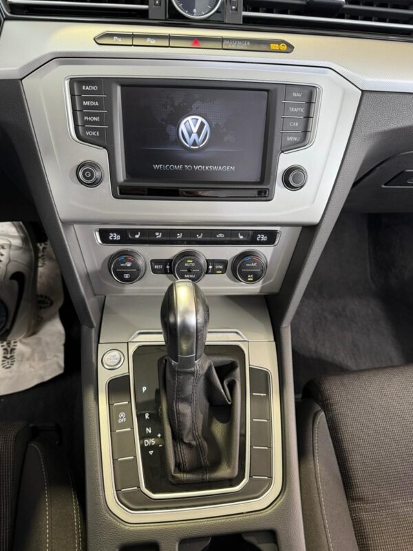 VOLKSWAGEN Passat EDITION